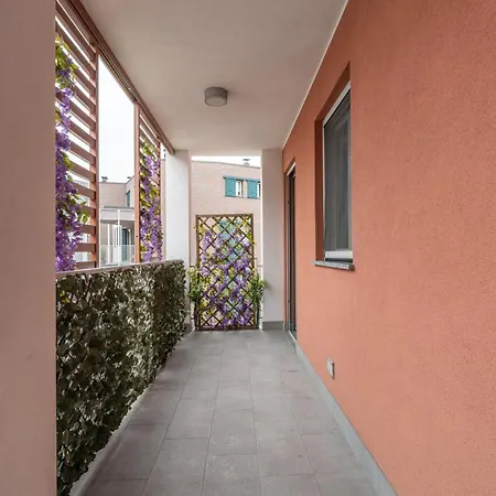 Parmenide Apartament *